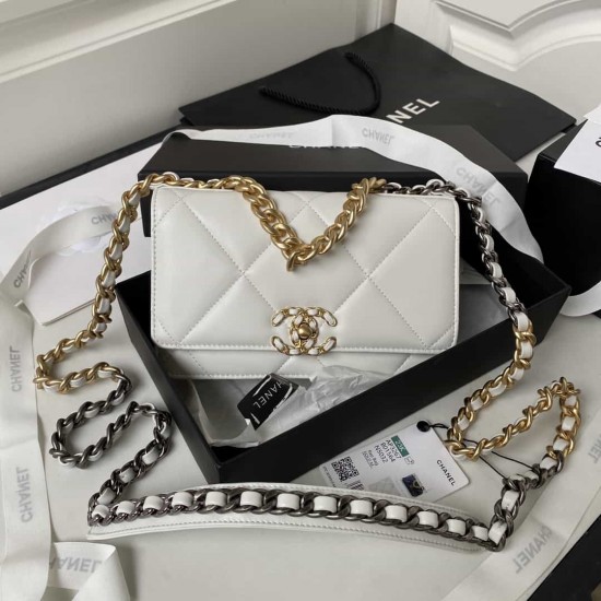 CHANEL 19 WALLET ON CHAIN White AP3267 