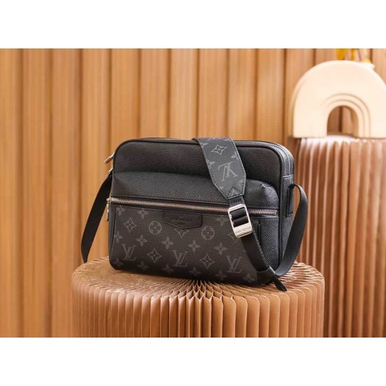 Louis Vuitton Outdoor Messenger M30233