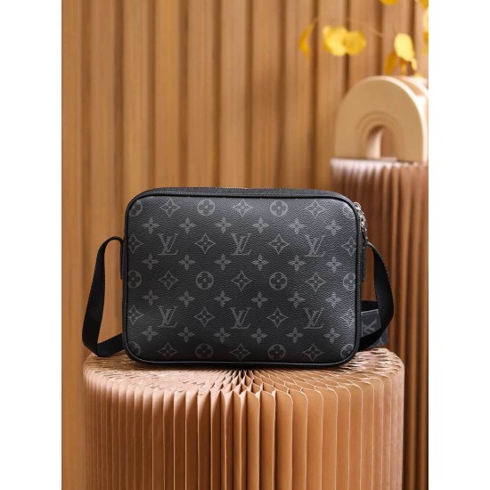 Louis Vuitton Outdoor Messenger M30233