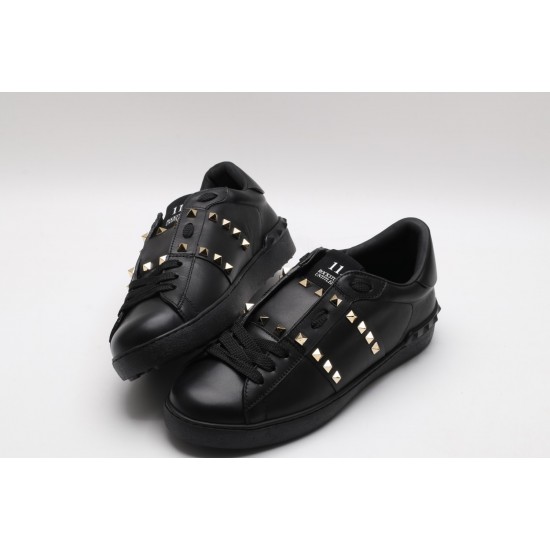 VALENTINO GARAVANI Rockstud Untitled Leather Sneakers