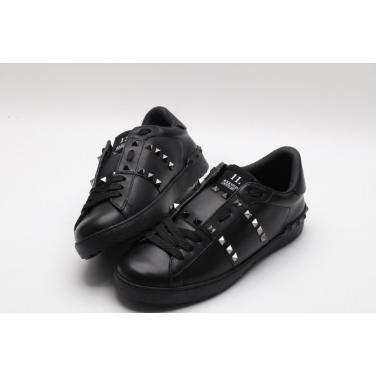 VALENTINO GARAVANI Rockstud Untitled Leather Sneakers